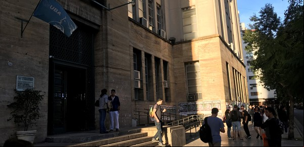 Ya no será gratis: Milei habilita cobrar a extranjeros en universidades