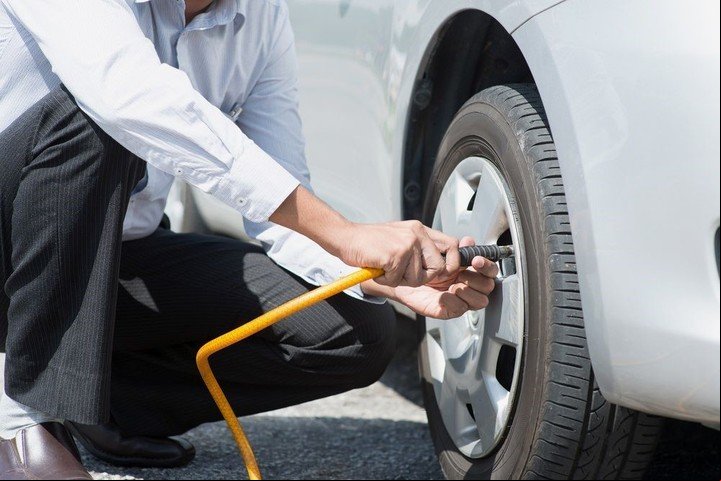 La presión adecuada de los néumáticos permite ahorrar en el consumo de combustible.
