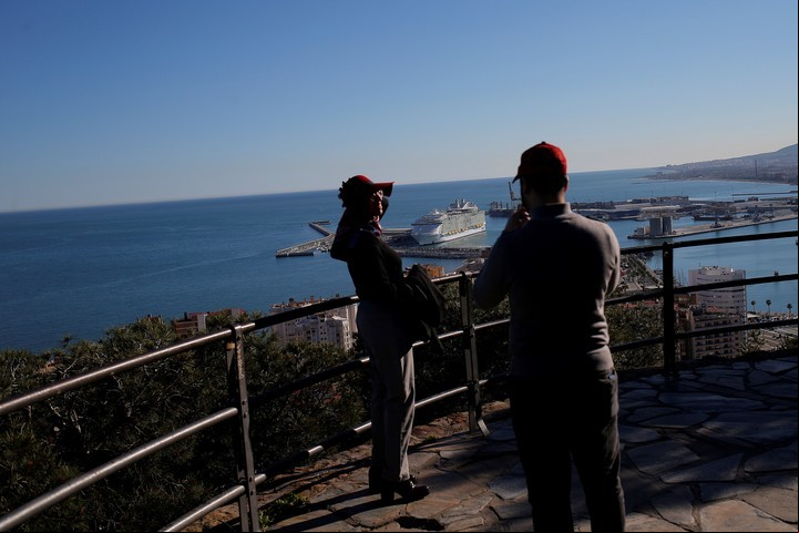 El crucero más grande del mundo de Royal Caribbean Cruises, "Symphony of the Sea", durante su ceremonia de presentación en Málaga. REUTERS / Jon Nazca