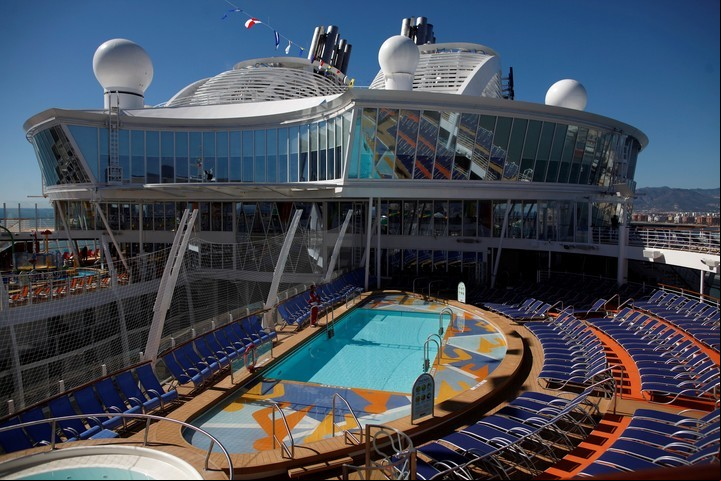 El crucero más grande del mundo de Royal Caribbean Cruises, la Sinfonía de los mares, de 362 metros de largo, durante su ceremonia de presentación mundial en un puerto de Málaga. REUTERS / Jon Nazca