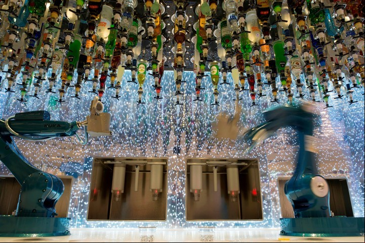 Los robots barman preparan bebidas a bordo de la "Sinfonía de los mares" de Royal Caribbean durante su presentación en Málaga. AFP PHOTO / JORGE GUERRERO