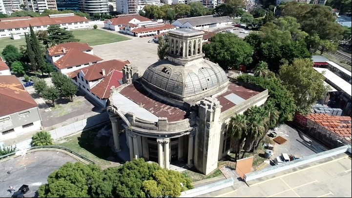 El Pabellón Centenario, único edificio en pie de los construidos para el centenario de la Revolución de Mayo, está detrás de un supermercado en Palermo. Foto: Mario Quinteros