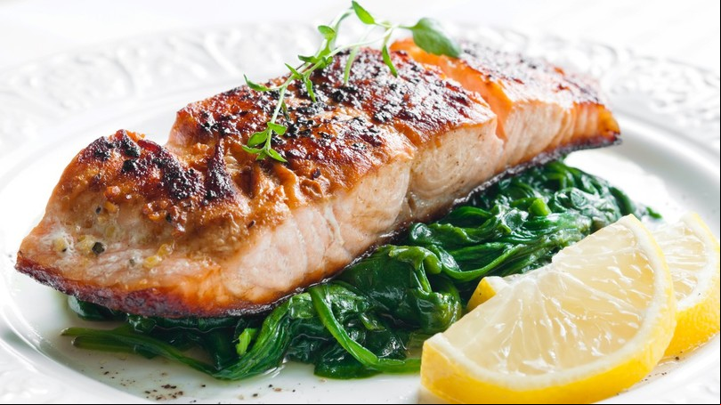 Alimentos ricos en proteínas, como el salmón, el cerdo, el pollo y las yemas de huevo, ideales para aumentar la producción de colágeno. Foto: Clarín.