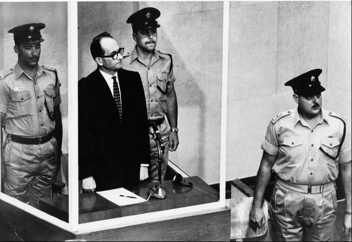 Adolf Eichmann, diseñador de las cámaras de gas para matar judíos, luego de ser secuestrado en Argentina escucha su setencia de muerte en Israel en 1961.