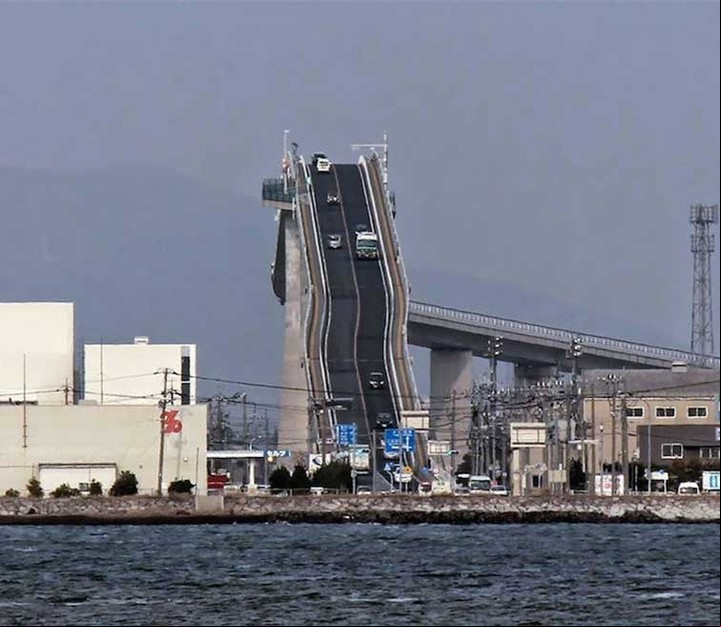 El Puente Eshioma Ohashi empezó a ser construido en 1997 y lo terminaron en 2004.
