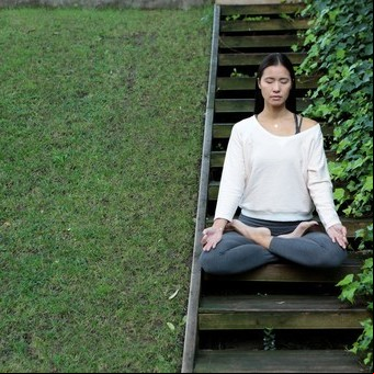 "Hacer cinco minutos de meditación o practicar tres saludos al sol ya se consideran una sesión de yoga"