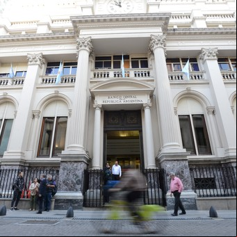 Luis Caputo se reunió con banqueros, explicó su estrategia y recibió apoyos