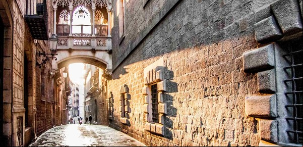 La calle oculta en el Gótico de Barcelona que guarda un fragmento de la muralla romana