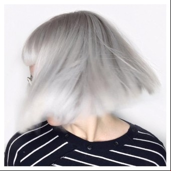 Pelo gris: cómo llevar la coloración que es furor