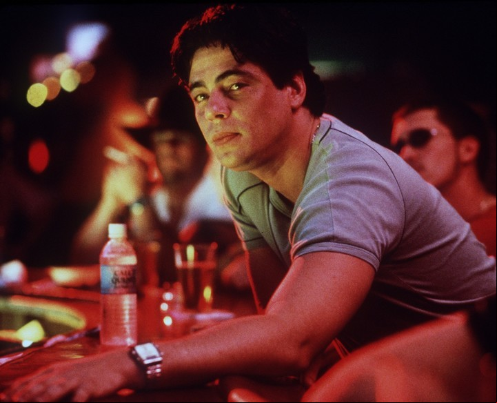 En "Traffic", donde interpretó a un policía mexicano. Por ella ganó el Oscar al mejor actor de reparto.