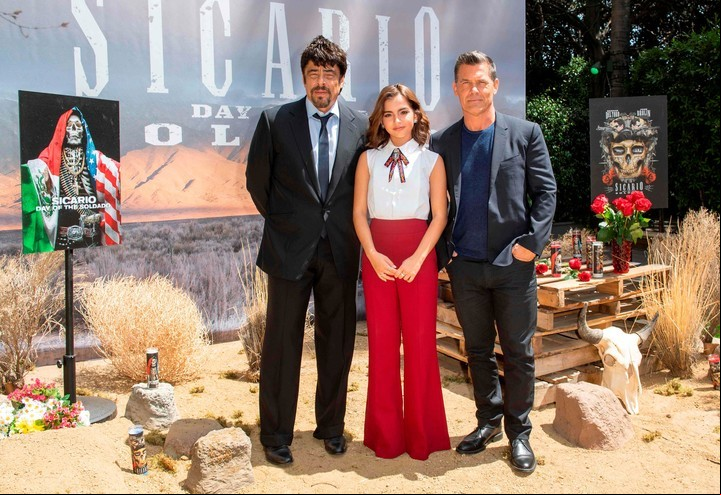 Benicio Del Toro, Isabela Moner y Josh Brolin, protagonistas de la película, en la première en Beverly Hills, California, el jueves 14 de junio. AFP PHOTO / VALERIE MACON