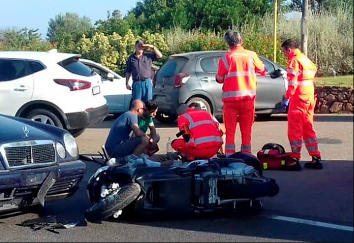 Los médicos atienden al actor, quien resultó con heridas leves. Foto: AP.