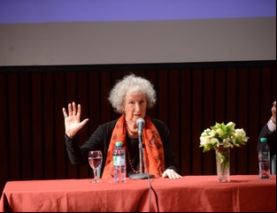 Aborto: Margaret Atwood pide que salga e involucra a Alberto Fernández