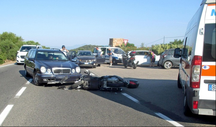 Clooney sufrió una contusión en una rodilla tras sufrir un accidente de moto en Cerdeña. EFE/Policía