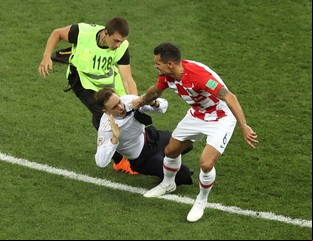 Francia campeón del mundo: Pussy Riot se atribuyó invasión de cancha en la final