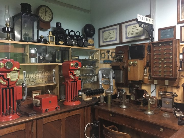 Marcelo García creó un gran museo en la estación de trenes.