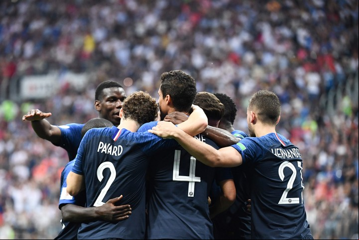 Jugadores de Francia festejan el triunfo. (AFP Photo / Franck Fife)