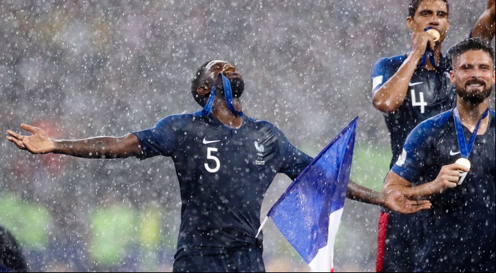 Samuel Umtiti celebra la victoria en la final de la copa del mundo frente a Croacia. (AP Photo/Petr David Josek)