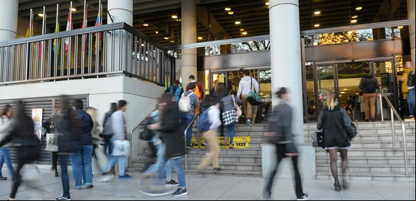 Descubren a un alumno de la UADE que intentó robar una U y un proyector de un aula