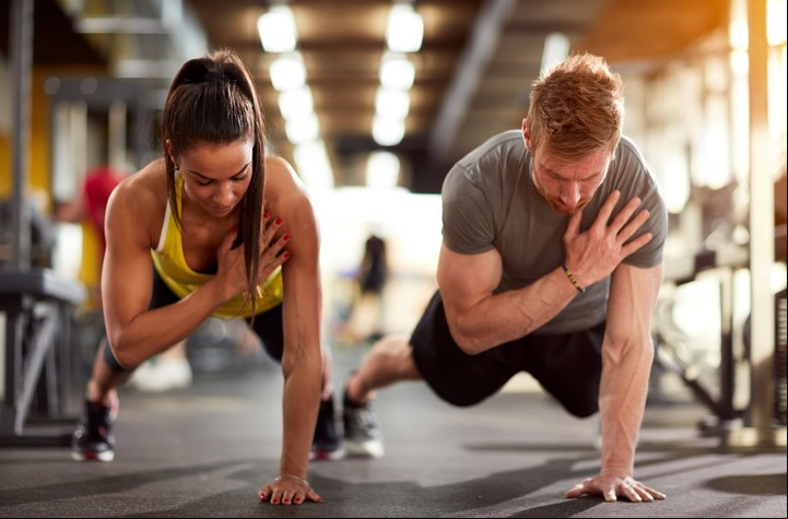 El entrenamiento funcional no solo es efectivo en el gimnasio, sino que puede realizarse en casa con mínima inversión en equipamiento.