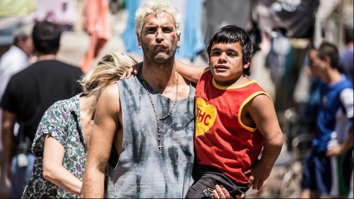 El Marginal 2. Los personajes de Diosito y Brian en acción.