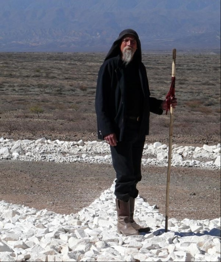 El inmigrante Werner Jaisli, creador de La Caverna del Suizo y el "ovnipuerto", en Cachi, Salta.
