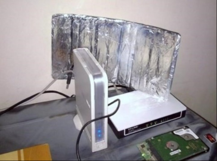 El router con papel de aluminio, ideal para redireccionar la señal.