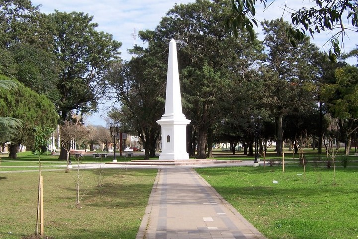 Réplica de la Pirámide de Mayo, en el centro de la plaza José María Bustos, en Ramallo.