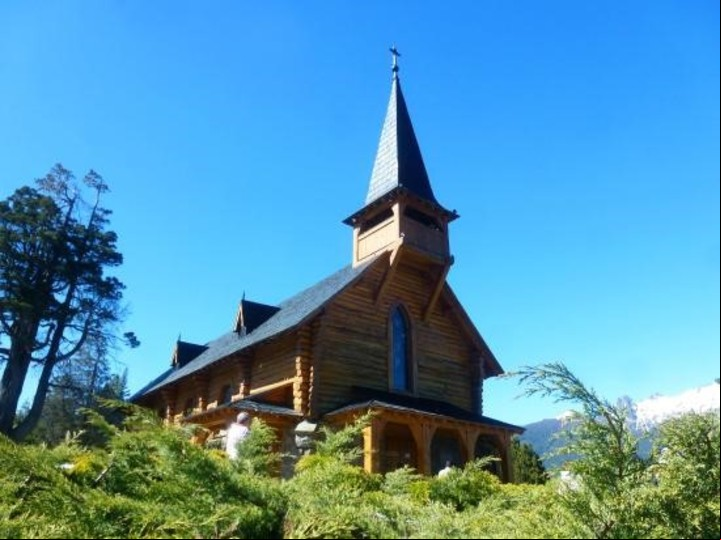 Capilla San Eduardo, una de las escalas del Circuito Chico, en Llao Llao, cerca de Bariloche, Río Negro.