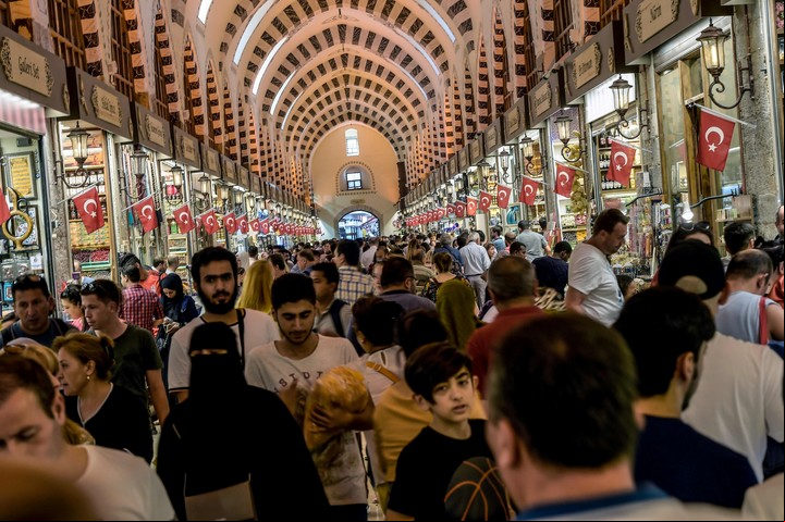 Multitudes recorren el Gran Bazar cada día. Foto Yasin AKGUL / AFP