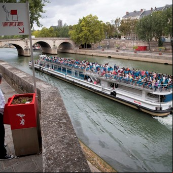 Polémica por un nuevo urinario exhibicionista en París