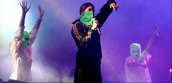 Pussy Riot, la banda rusa que protestó en la final del Mundial, se puso el pañuelo verde