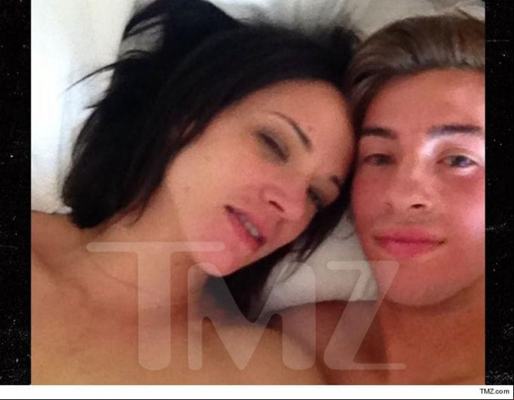 La foto de Asia Argento con Jimmy Bennett en la cama (TMZ).