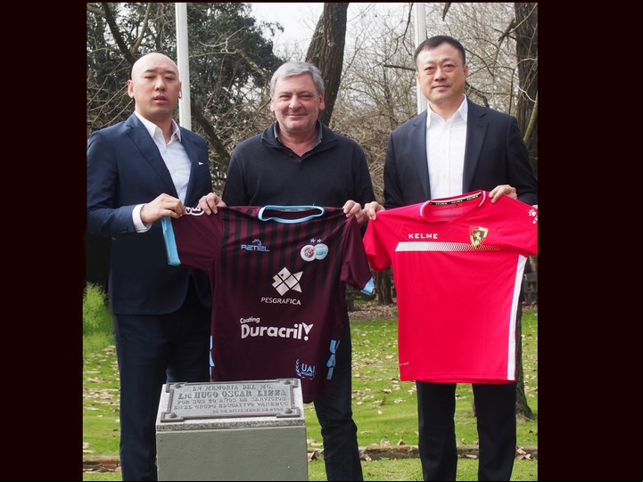 El vicepresidente de UAI Urquiza, Ricardo Pinela, con los directivos de "China Bronco Sports".