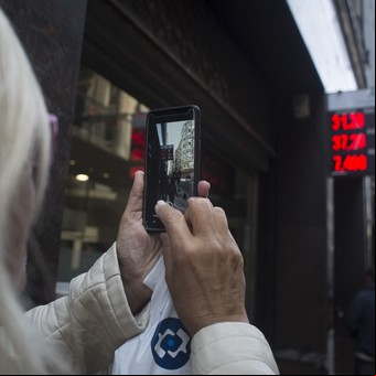 Pese a los anuncios y a las ventas del Banco Central, el dólar se disparó y llegó a $ 34,40
