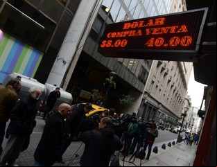 Ante la disparada del dólar, las dudas de los intendentes del Conurbano para llegar a fin de año