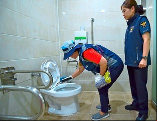 En Seúl, salen a revisar baños públicos para evitar cámaras ocultas