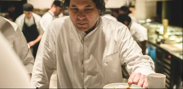 Coronavirus en Perú: el prestigioso chef Gastón Acurio cocina para el personal médico de un hospital de Lima