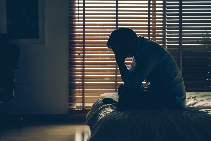 Ante un ataque de migraña las personas suelen acostarse a oscuras para aliviar los síntomas . Foto Archivo.