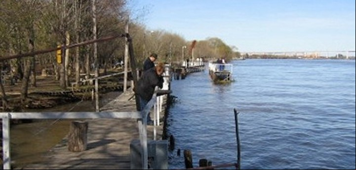 Uno de los numerosos muelles de pesca en Zárate.