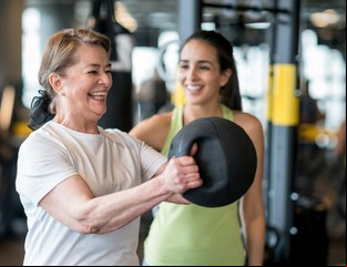 Entrenar la fuerza muscular ayuda a vivir más: cuánto y qué ejercicios hacer