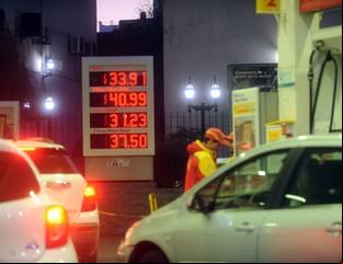 Lanzan una guía para manejar el auto en forma eficiente y ahorrar hasta un 30% en nafta
