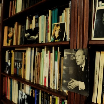 La biblioteca, ese tesoro íntimo que nos permitió conocernos
