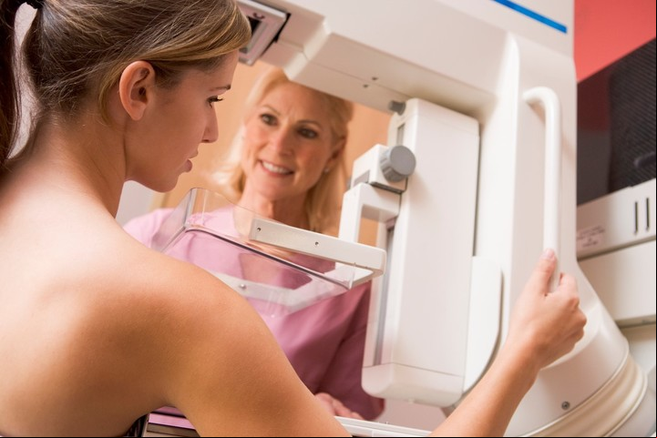 La mamografía es el estudio básico para la detección del cáncer de mama.