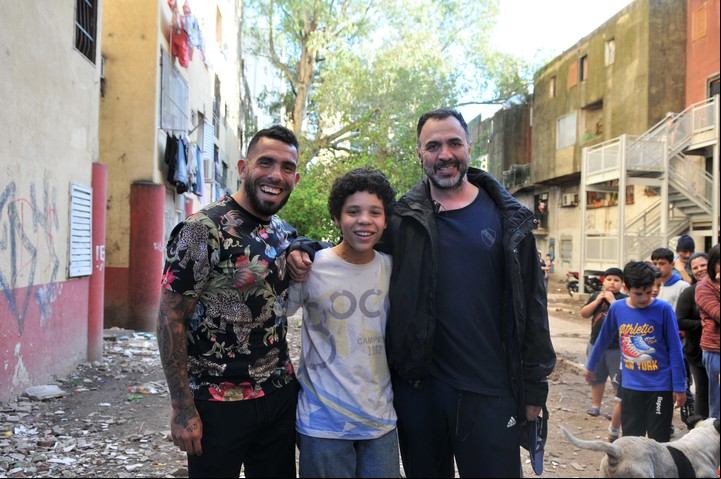 Carlos Tevez, junto a Balthazar Murillo, el intérprete de cuando el futbolista era un chico, y Adrián Caetano, el director de la serie. (Torneos / Alejandro Del Bosco)