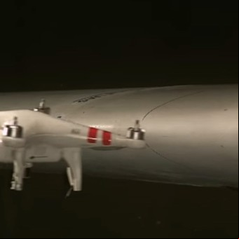 Esto sucede cuando un dron choca contra el ala de un avión en pleno vuelo