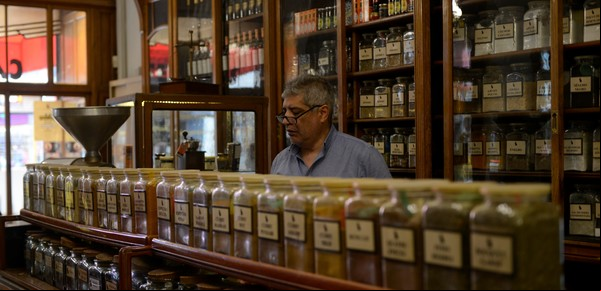 Este bar notable de avenida Corrientes tiene las especias más exóticas del mundo y conserva el glamour de los años 20
