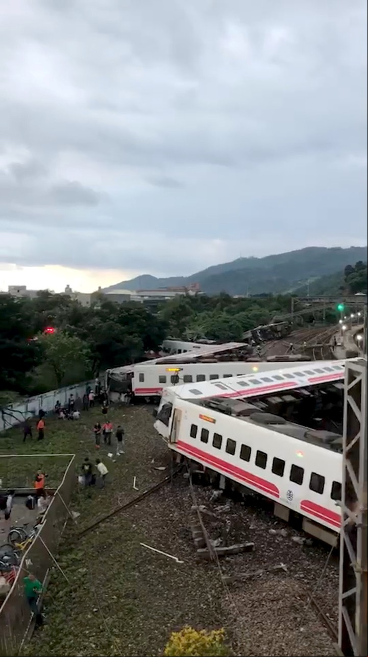 Las imágenes de video muestran que el tren probablemente viajaba por encima del límite de velocidad de 75-80 kilómetros por hora cuando ocurrió el percance, casi inmediatamente después de entrar en una curva, a unos 300 metros de la estación de salida (REUTERS).