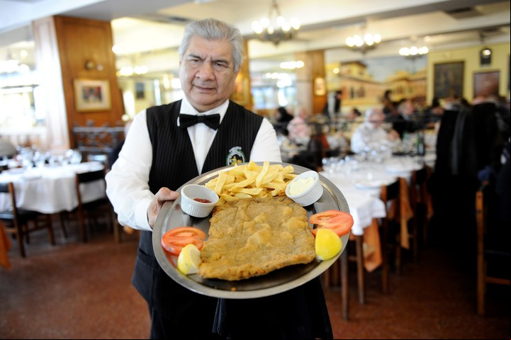La milanesa y su guarnición más típica, las papas fritas (Foto: Juan Manuel Foglia)