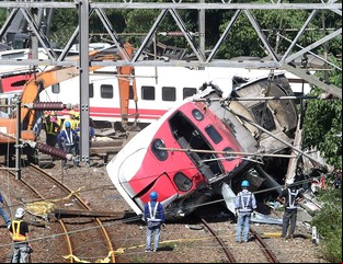 El video que muestra el descarrilamiento del tren en Taiwán